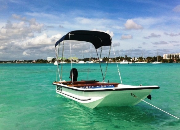 Un bateau sans permis au mouillage dans le lagon de Saint François Guadeloupe Un bateau sans permis au mouillage dans le lagon de Saint François Guadeloupe