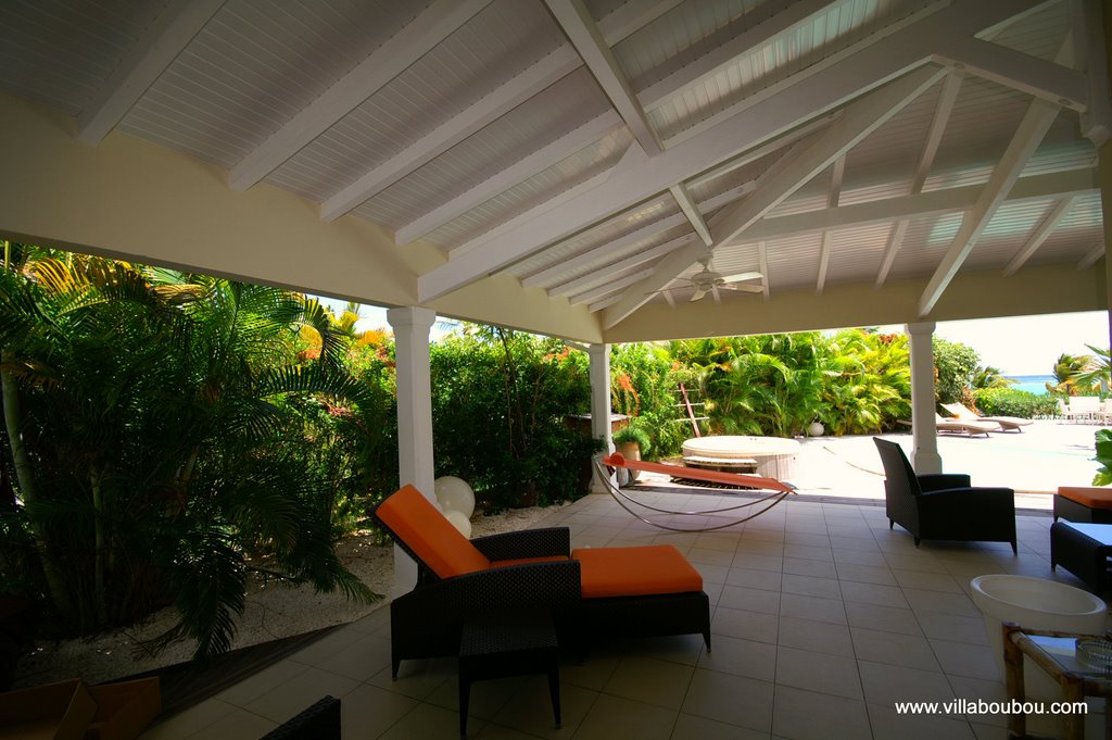 Terrasse couverte avec Transats de la villa Boubou en Guadeloupe