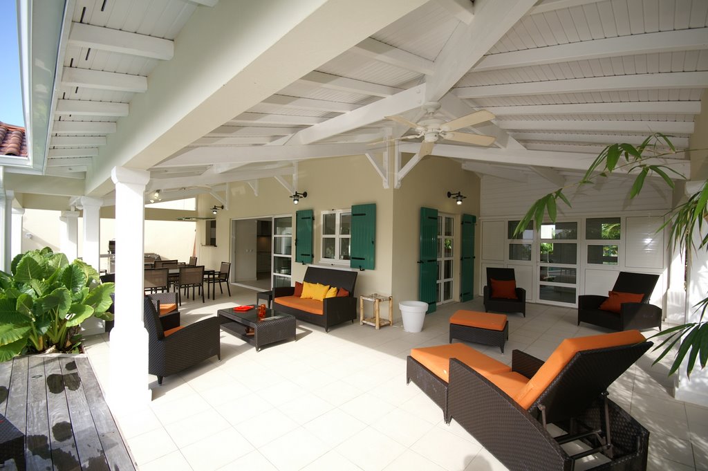 Salon extérieur et transats sous la terrasse couverte de la villa en Guadeloupe