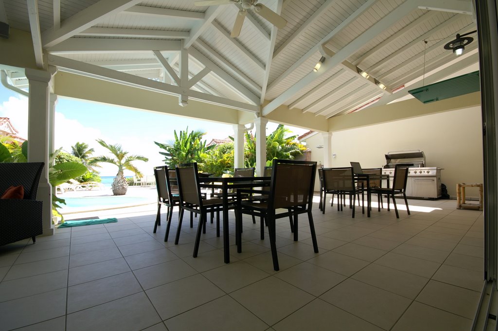 Repas sous la terrasse couverte de la location de villa en Guadeloupe