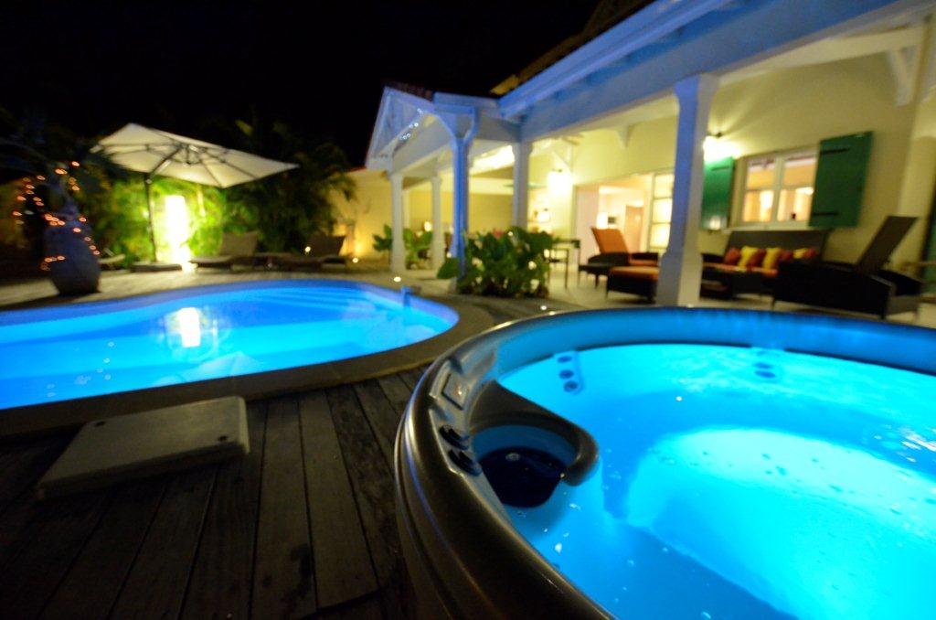Jacuzzi et piscine de la villa en Guadeloupe