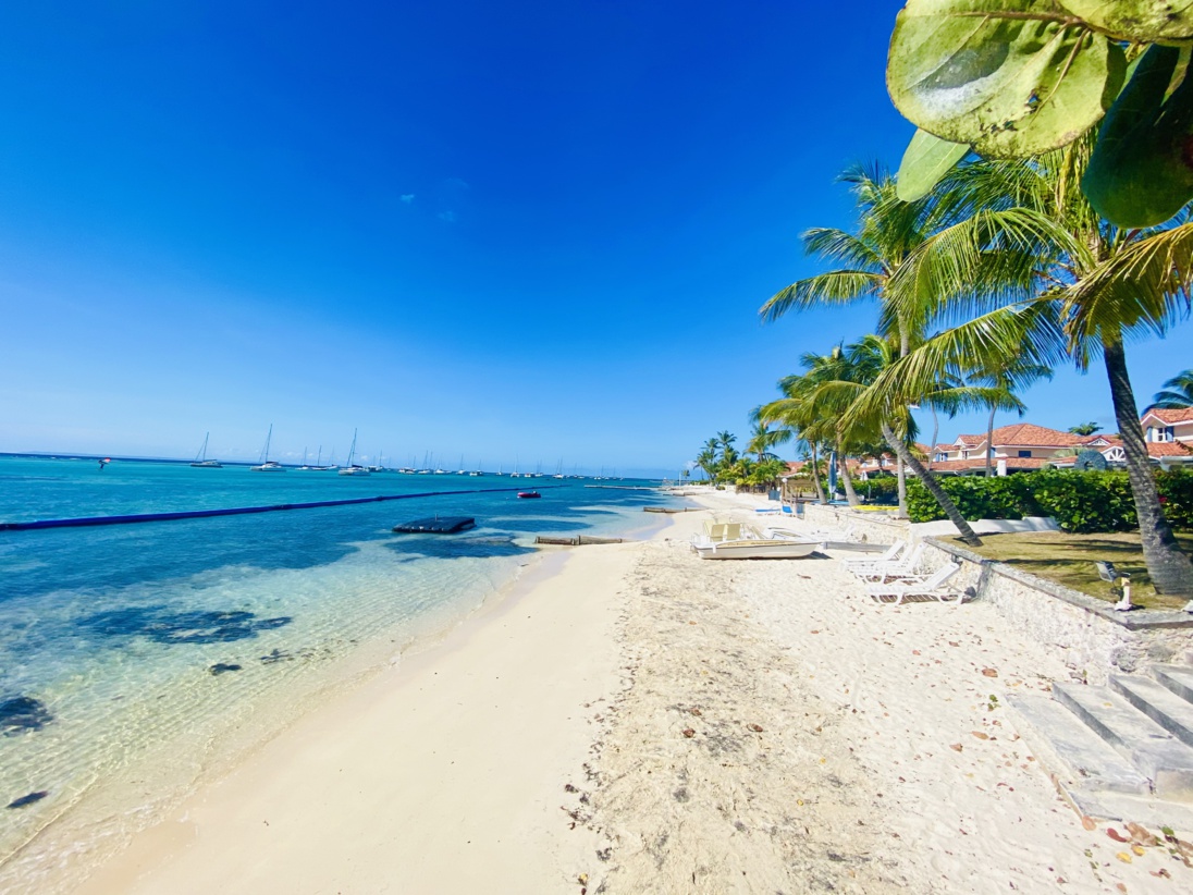 Descriptif et Photos des extérieurs de la Villa de standing en Guadeloupe