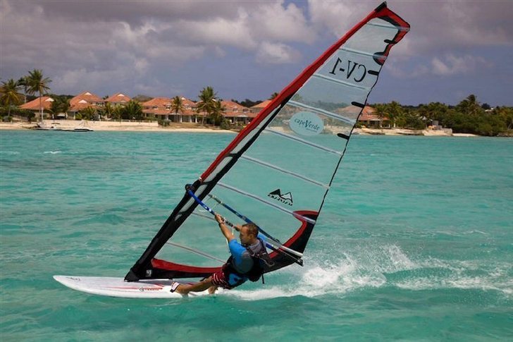 windsurf dans le lagon devant les villas de luxe du Hamak Guadeloupe