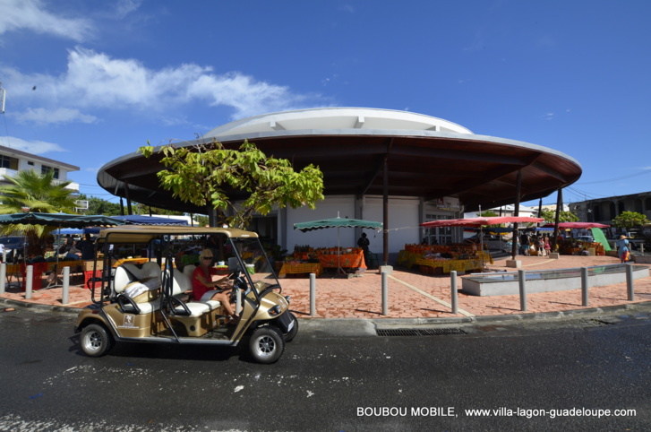 La BoubouMobile devant le marché de St François à La Rotonde