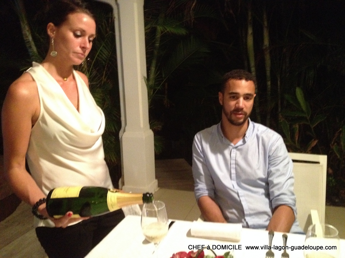 Champagne avec le menu du chef cuisinier à Domicile