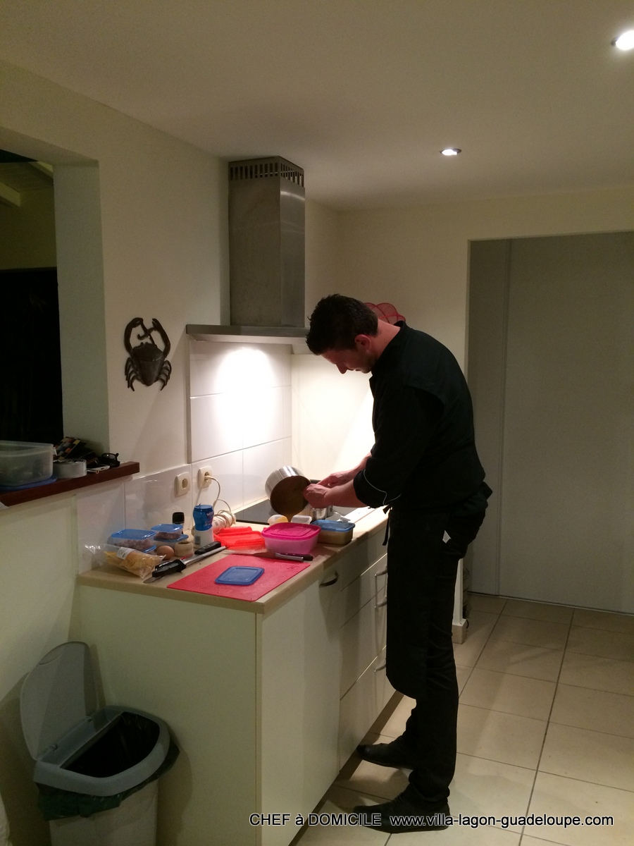 Le  chef cuisinier à Domicile Arnaud à villa Bora bora